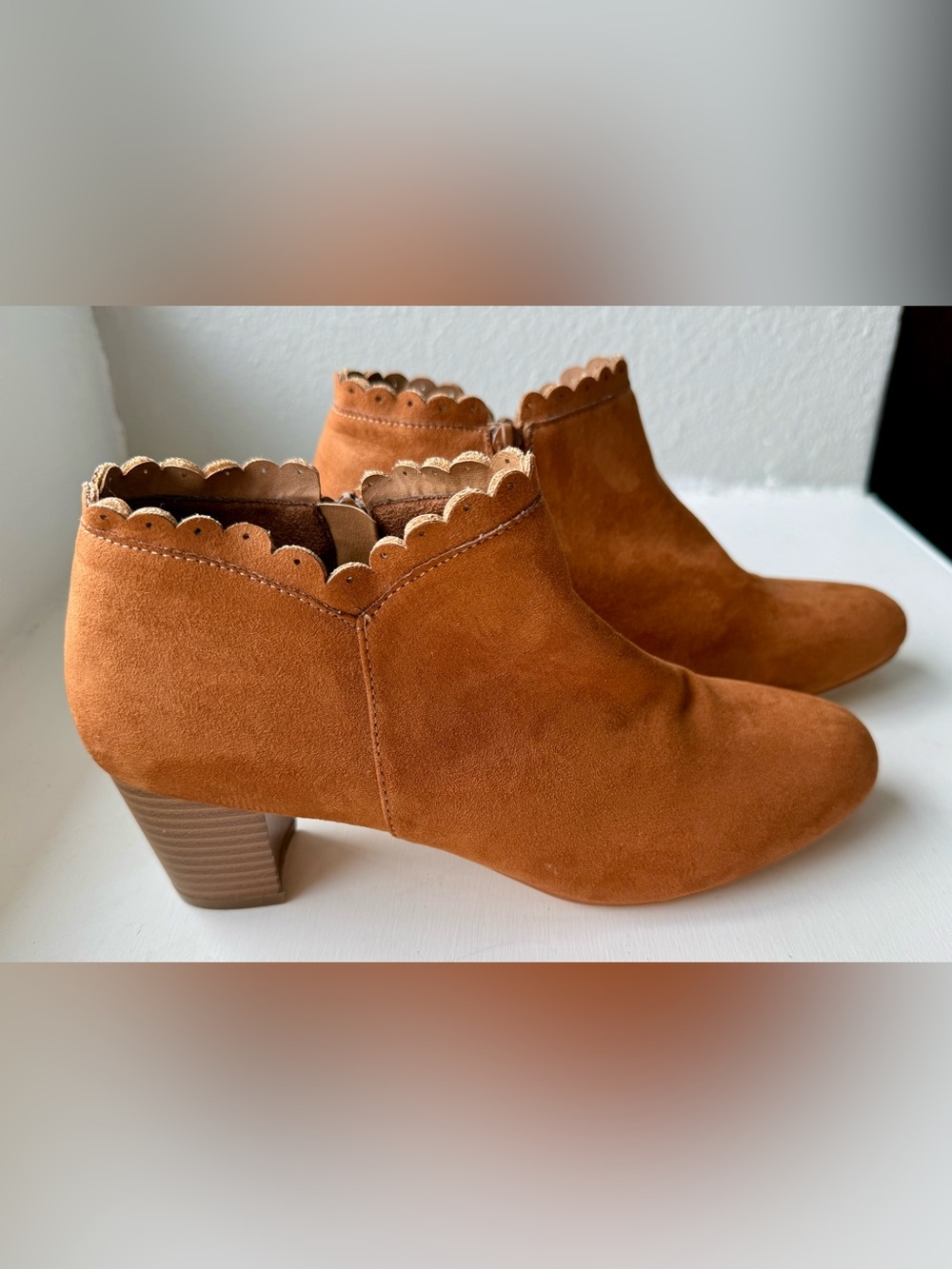 Olive Street Women’s Brown Suede Ankle Bootie Scalloped Side Zip Round Toe US 9